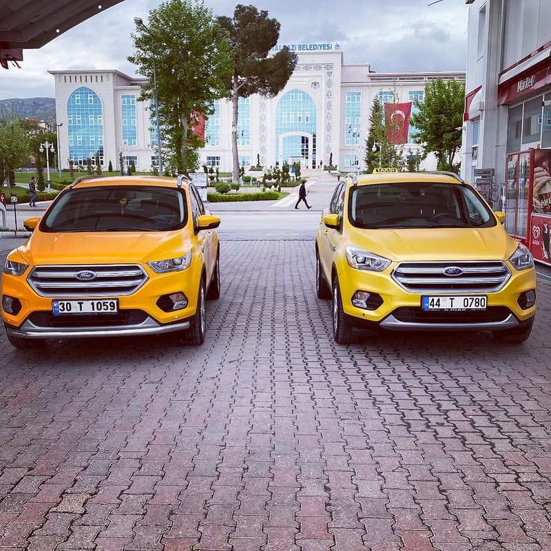 Yüksekova belediye önünde VIP taksi araçlarımız